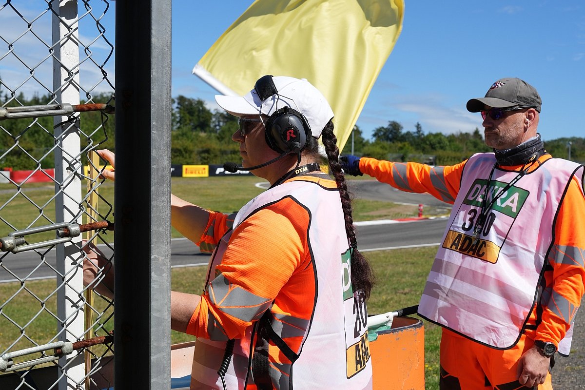 Sportwarte der Streckensicherung, DTM Nürburgring Sportwarte der Streckensicherung an einer Rennstrecke mit gelber Flagge