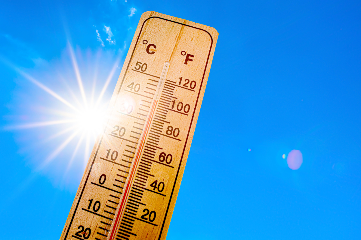 Hitzeperiode Blauer Himmel mit strahlender Sonne und Thermometer mit hohen Temperaturen